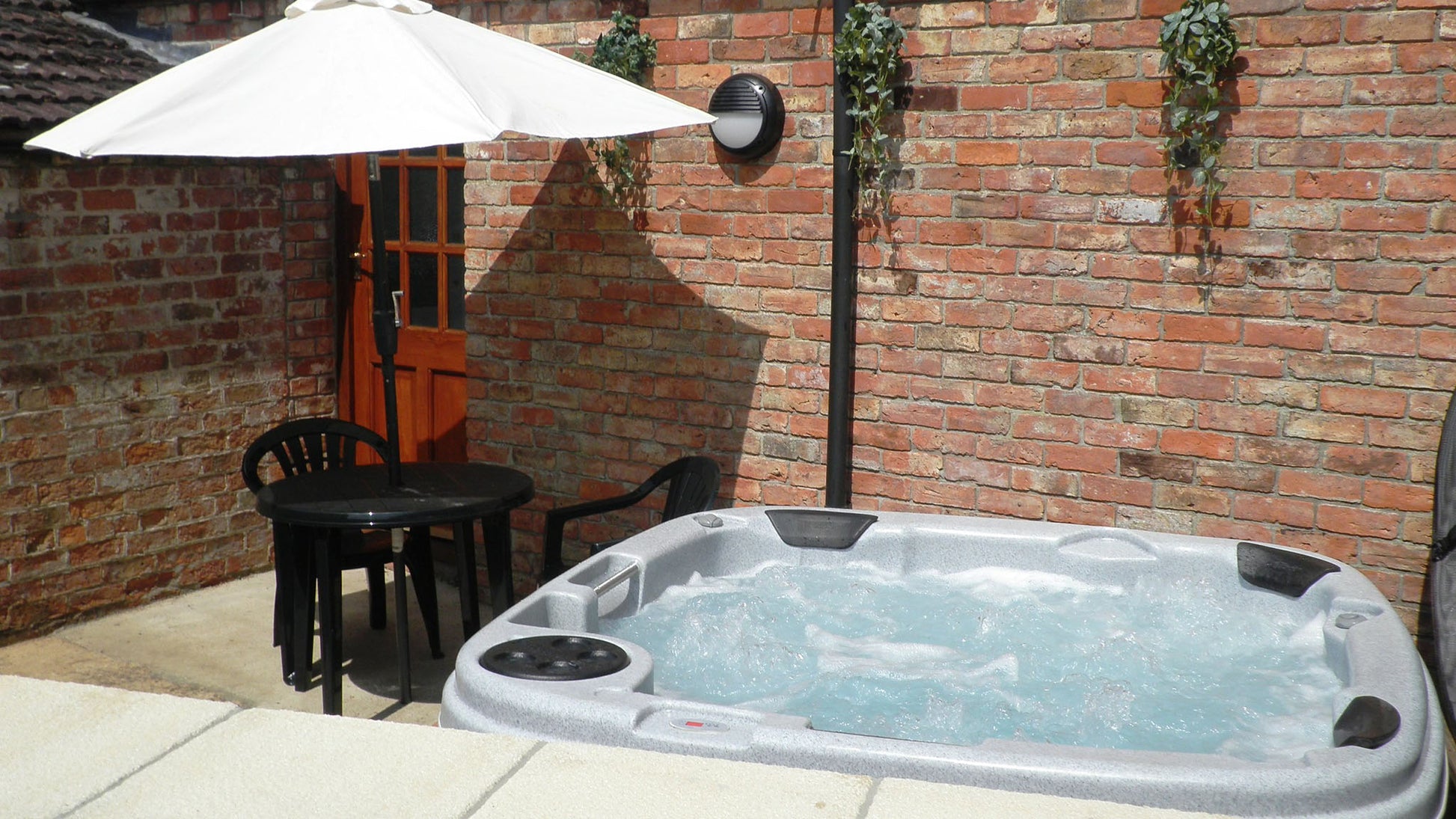 TheFoalyard RotoSpa DuraSpa S380 hot tub Light Grey 5 6 persons - The Saddle House small tight spaces