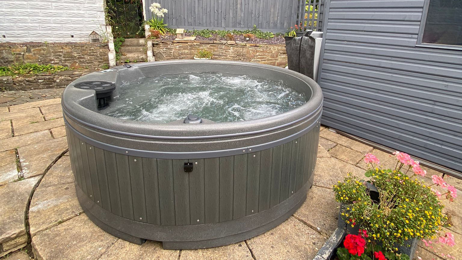 TheFoalyard RotoSpa QuatroSpa British made hot tub Granite Grey shell with Dark Grey panels 5 6 persons - garden bubbling jacuzzi relax