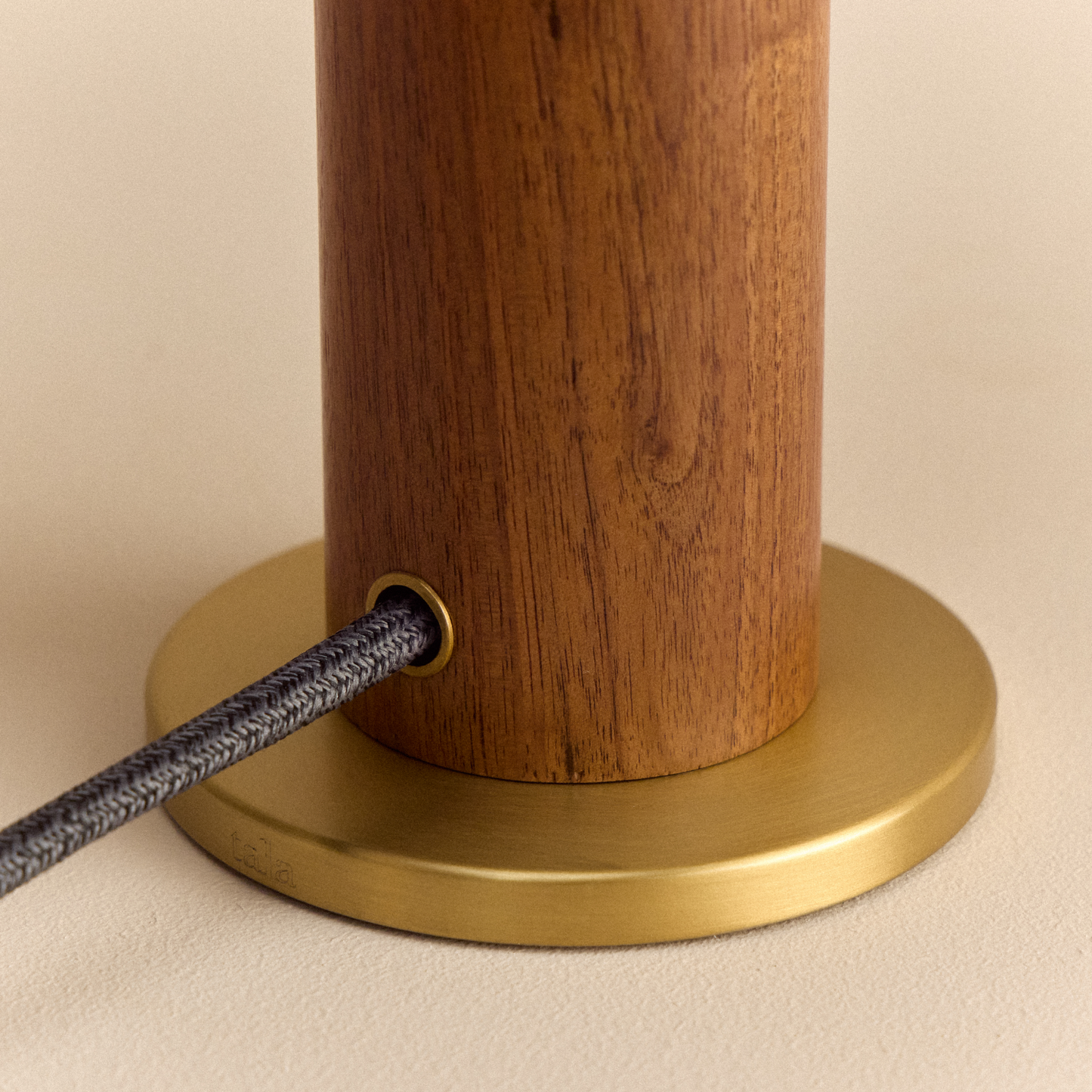 Knuckle Table Lamp in Walnut + Oval
