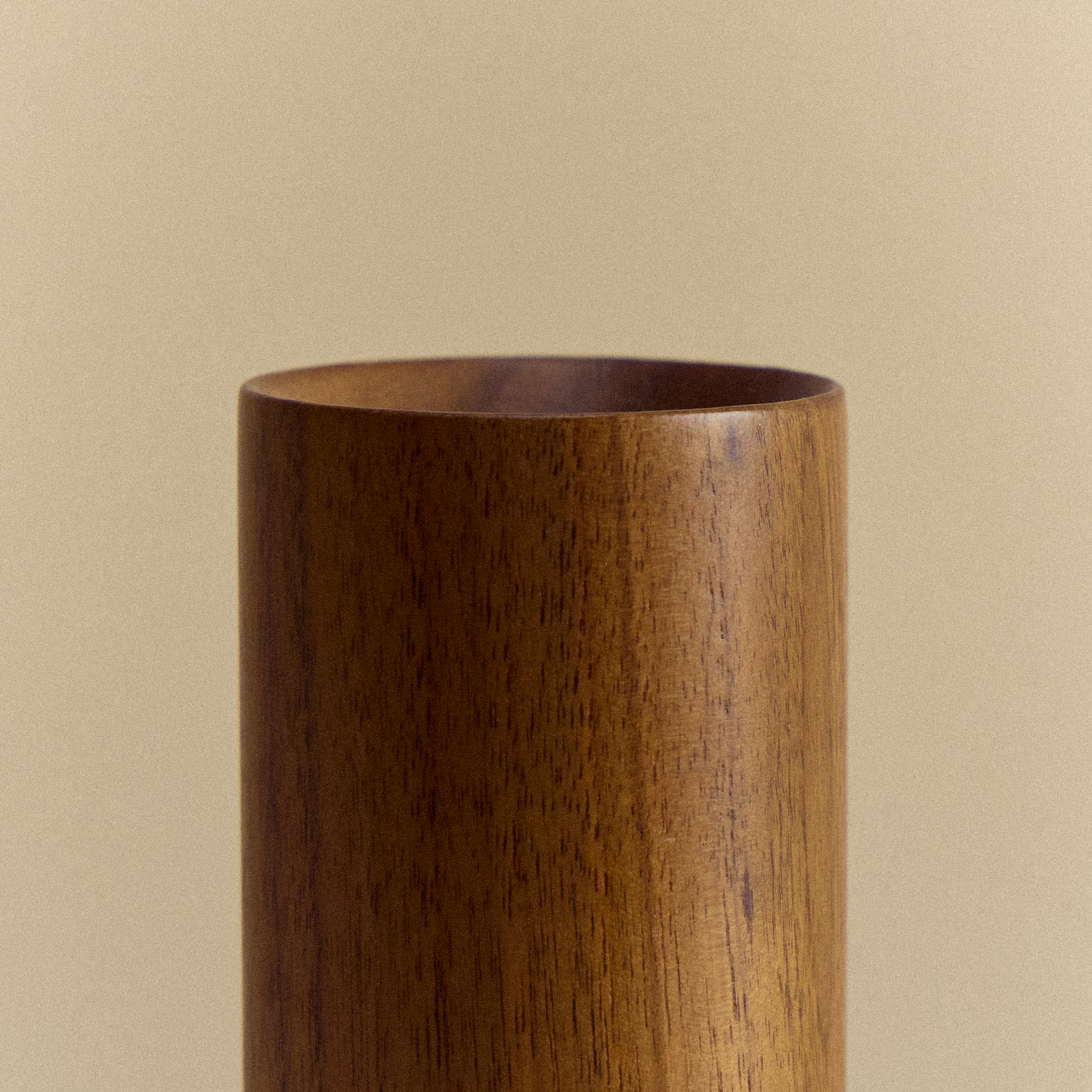 Knuckle Table Lamp in Walnut + Oval