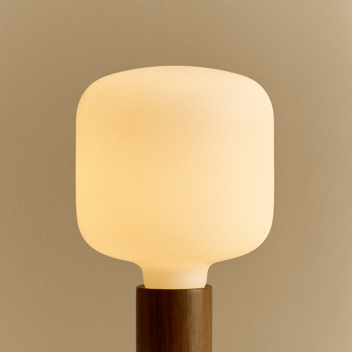 Knuckle Table Lamp in Walnut + Oblo
