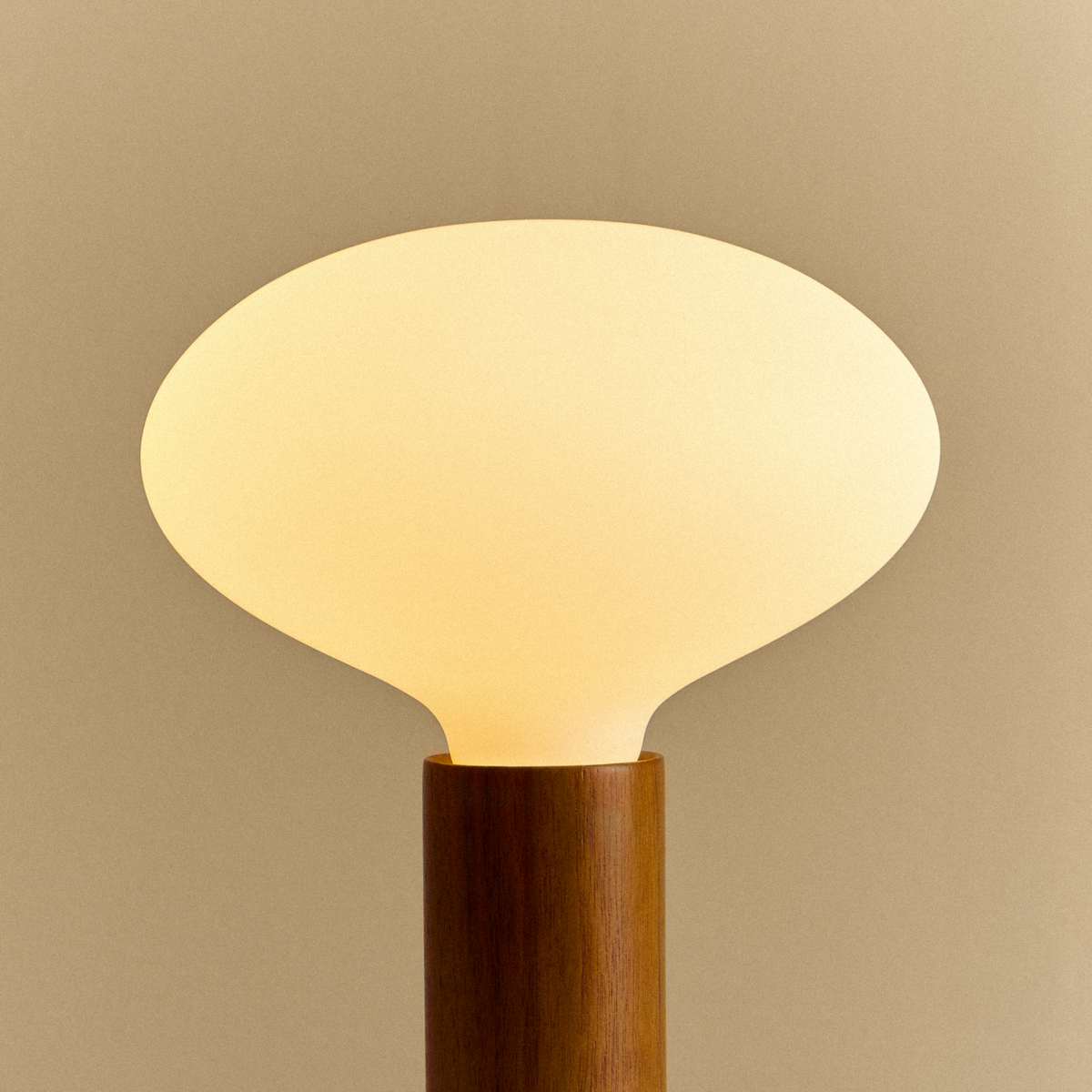 Knuckle Table Lamp in Walnut + Oval
