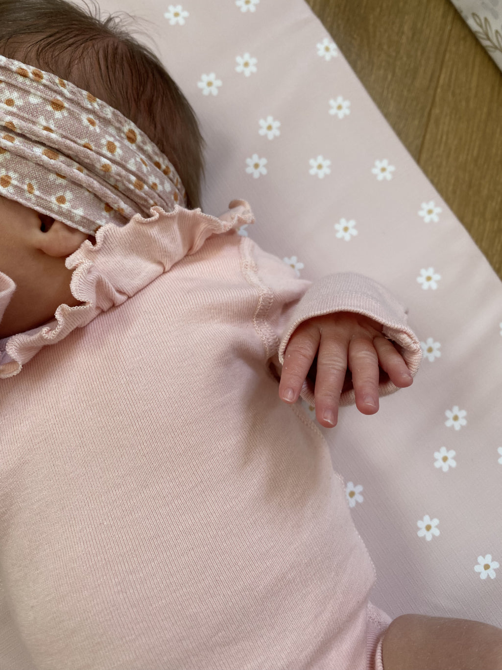 Anti-Roll Wedge Changing Mat - Pink Daisy Print