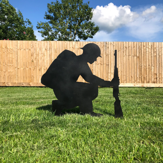 Kneeling Soldier Metal Garden Decoration - Black