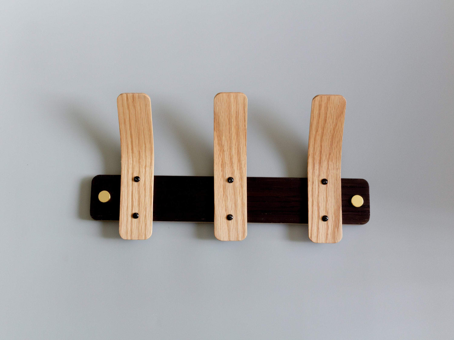 Oak Coat Rack - Tordu - Brass