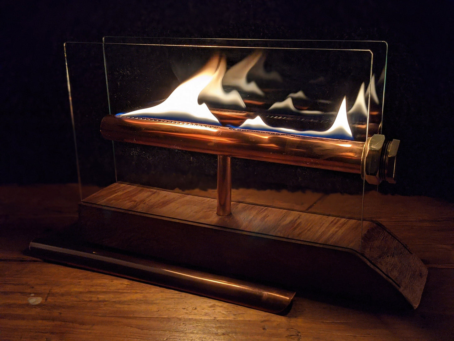 Indoor/outdoor table top oil burner