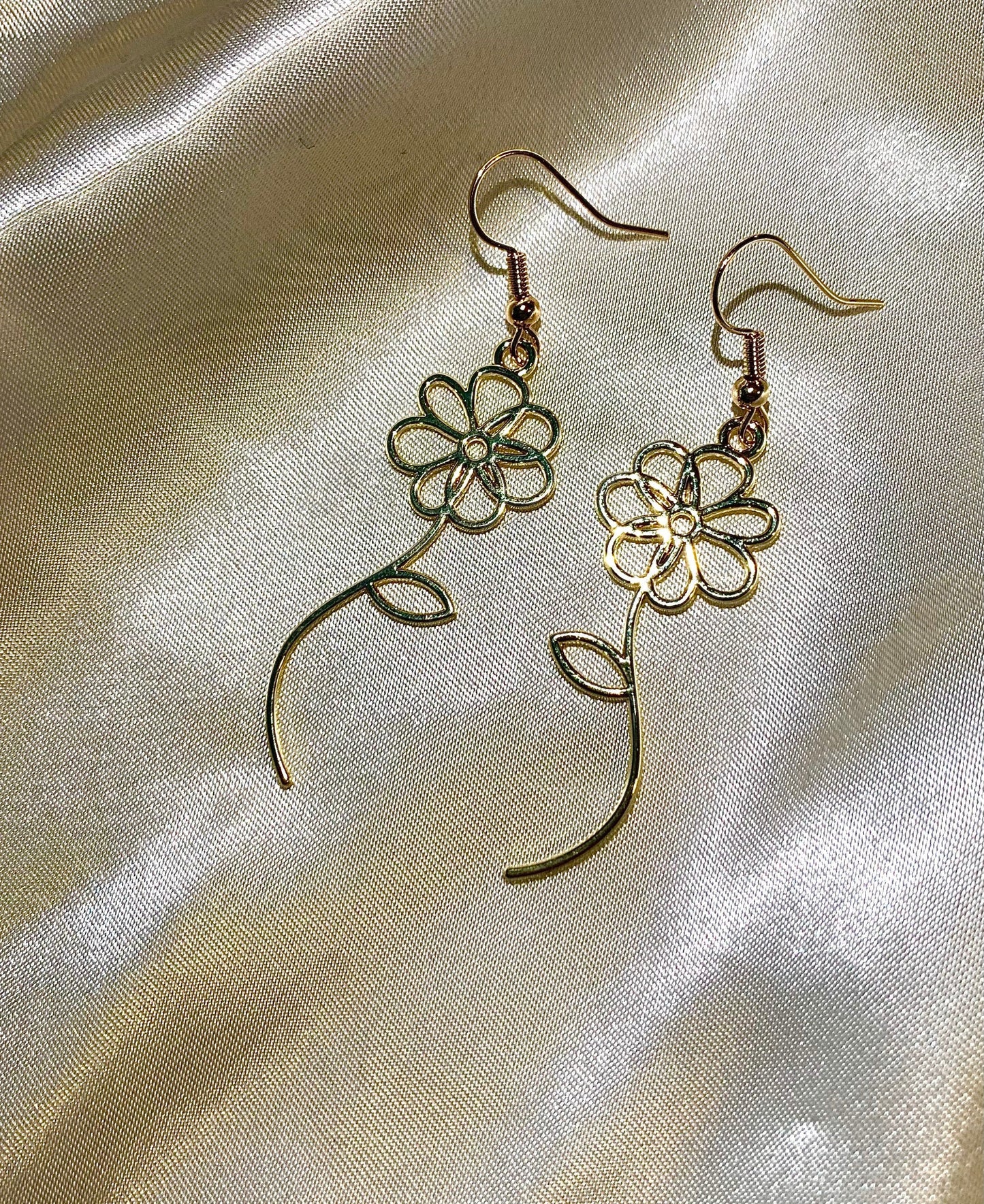 Cool minimalistic gold or silver statement dangle gold flower earrings