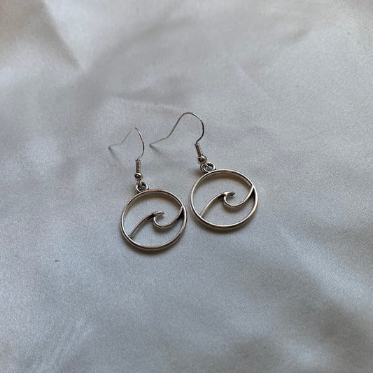 Cool silver minimalist ocean wave earrings