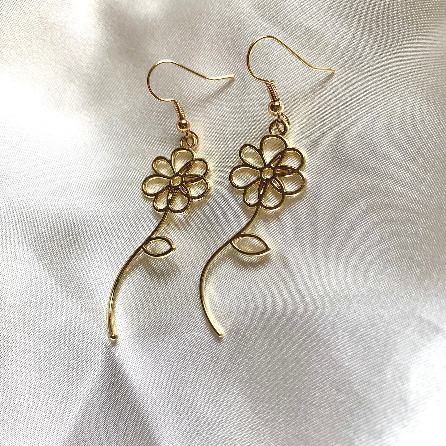 Cool minimalistic gold or silver statement dangle gold flower earrings