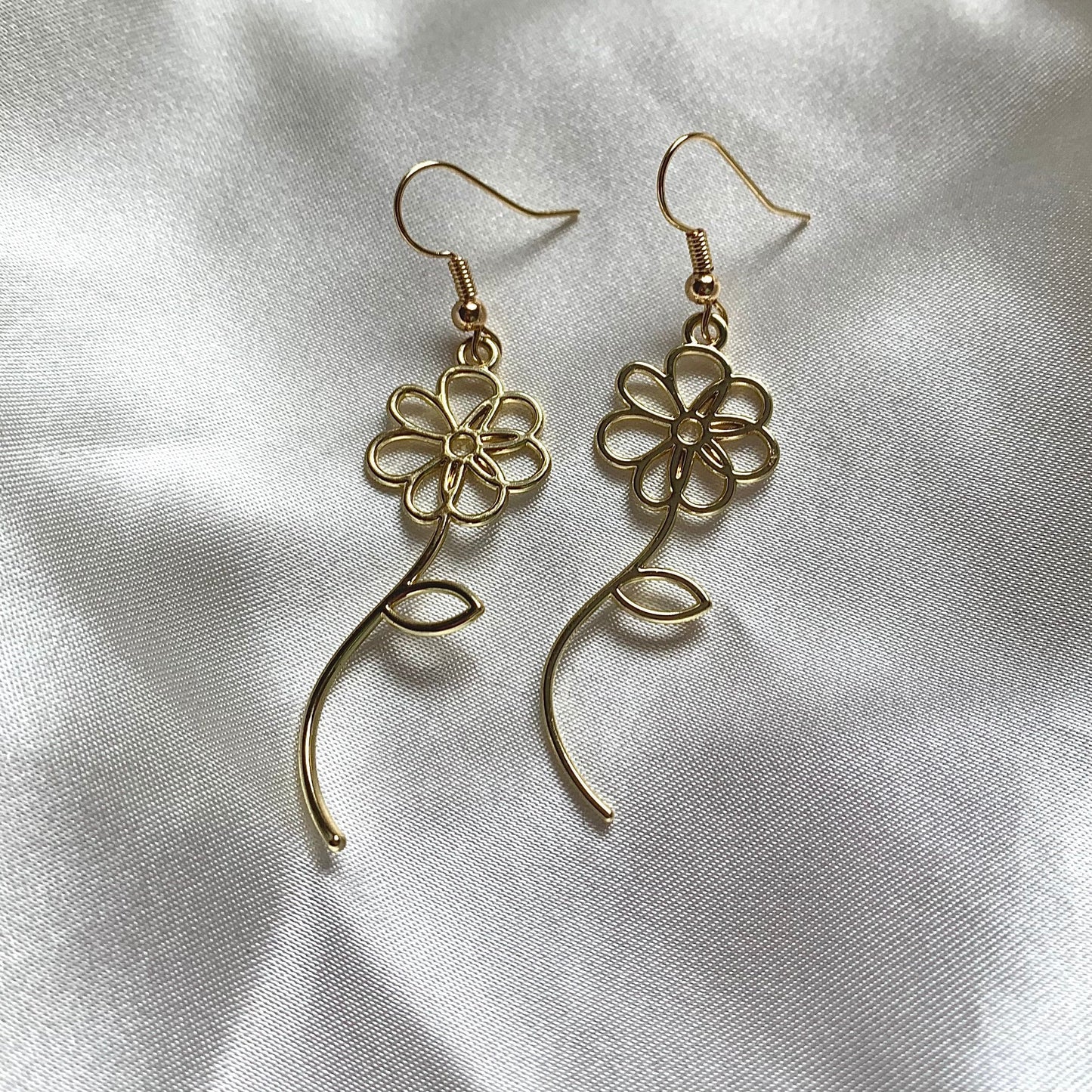 Cool minimalistic gold or silver statement dangle gold flower earrings