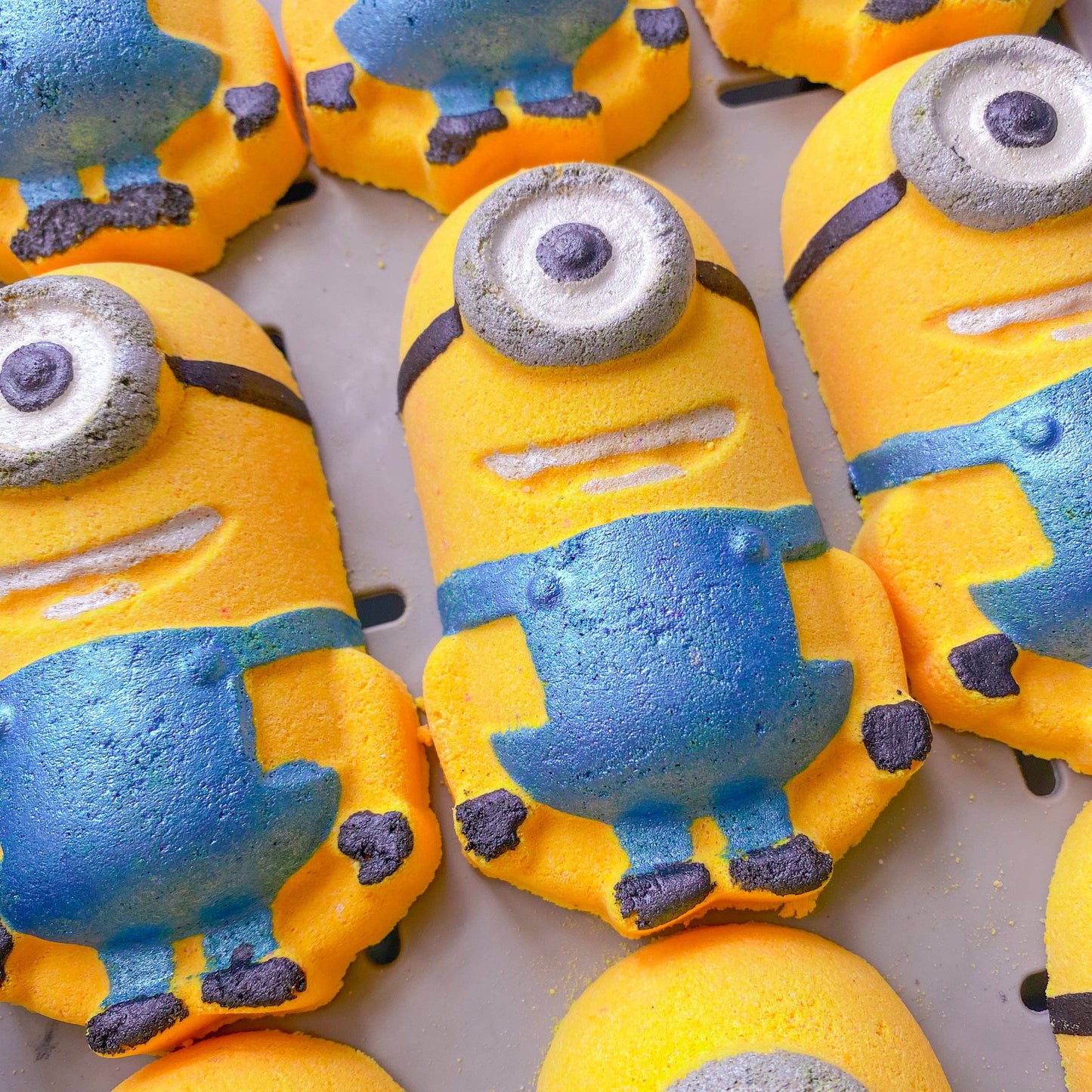 Little Yellow Guy Bath Bomb – Dragonfruit, Guava & Papaya Scent