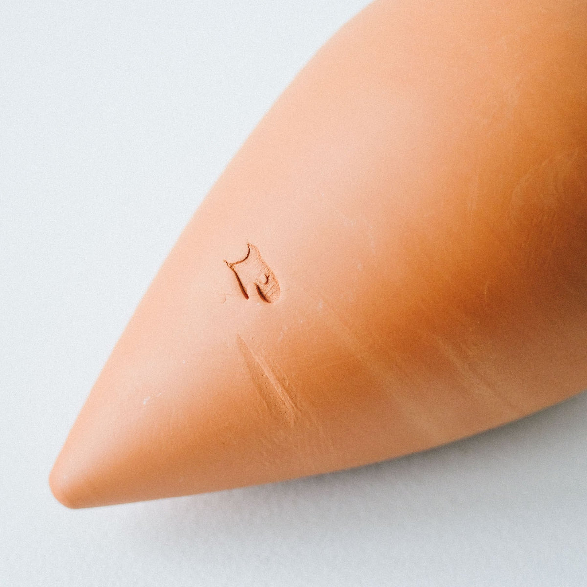Close-up of the porous terracotta tip and embossed Pepin logo