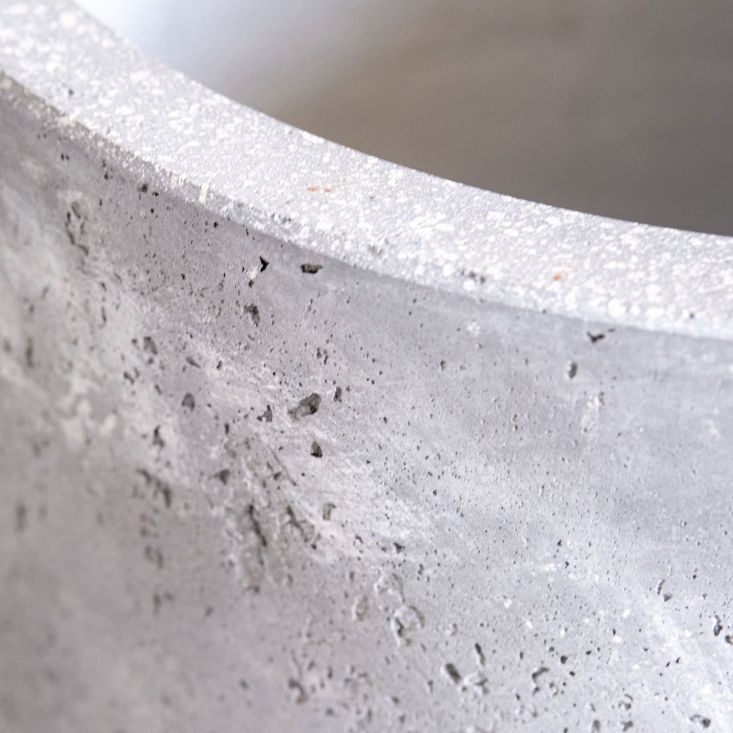 Vessara | Onyx Dusk – 62cm Extra Large Concrete Vase Planter – 32L Tall Plant Pot