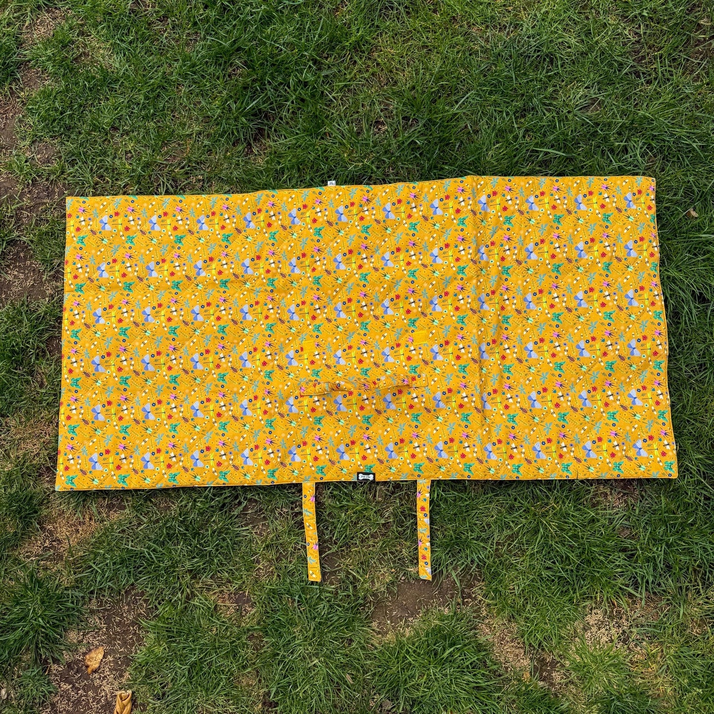 Summer Buzzin' Dog Settle Mat – Lightweight, Waterproof & Travel-Friendly