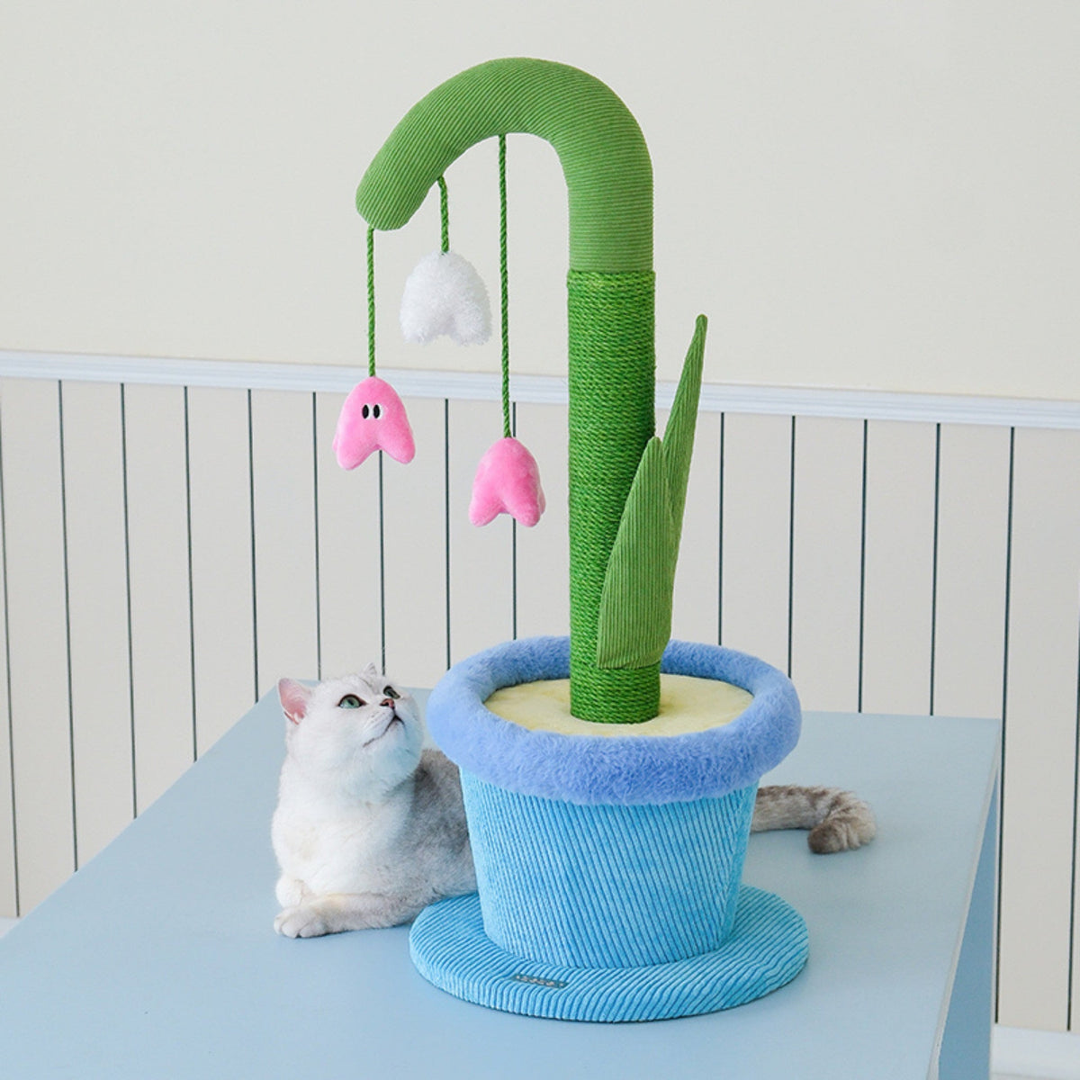 zeze Blooming Lily Cat Scratcher
